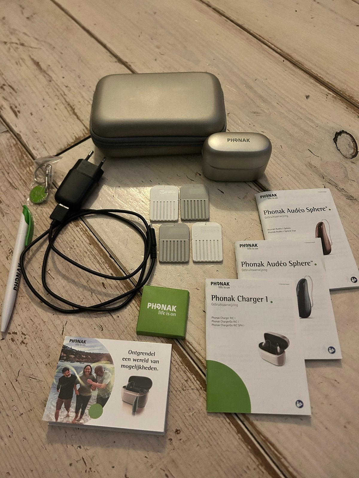 Phonak Audéo Gehoorapparaten met Oplader en Accessoires, Ophalen of Verzenden, Zo goed als nieuw