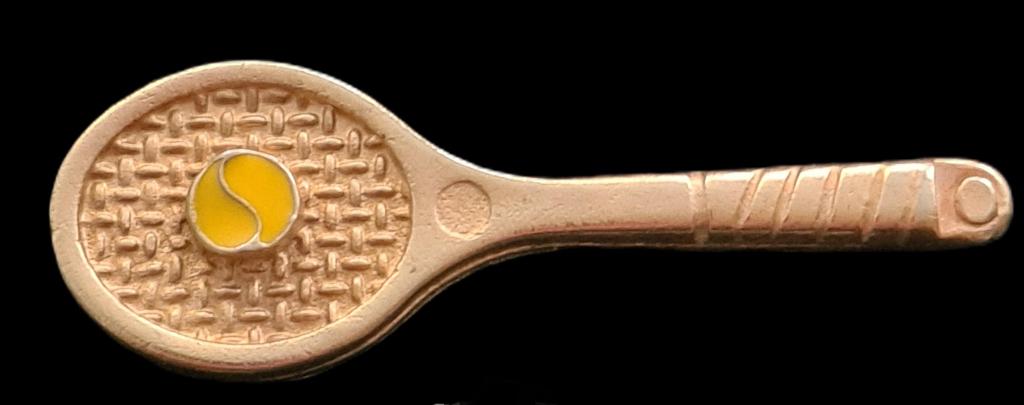 Tennisracket met bal pin, Verzamelen, Verzenden, Nieuw, Sport, Speldje of Pin