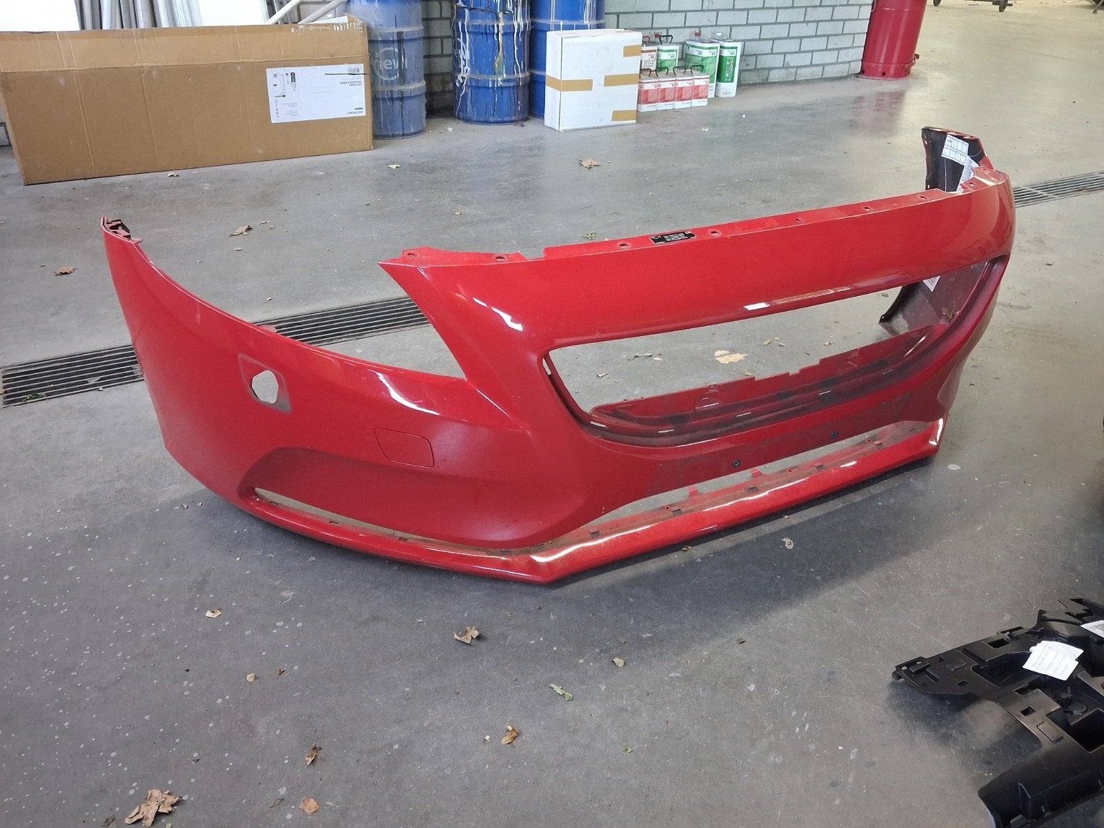 Volvo V40 voorbumper rood met lichte beschadiging, Ophalen