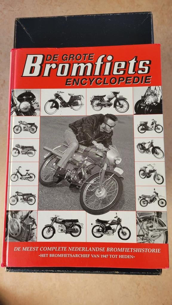 Bromfiets encyclopedie, Nederlandse historie., Fietsen en Brommers, Ophalen of Verzenden