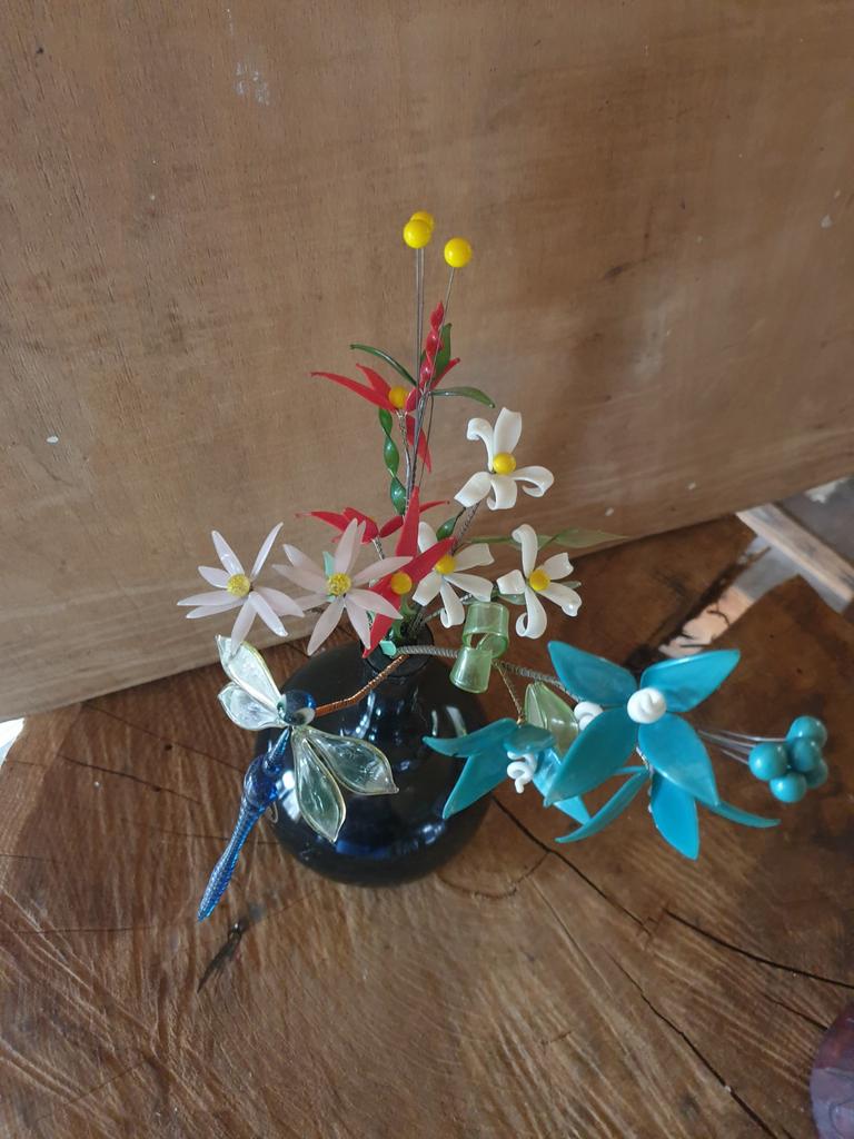 Glazen bloemen in vaas met libelle, Ophalen of Verzenden
