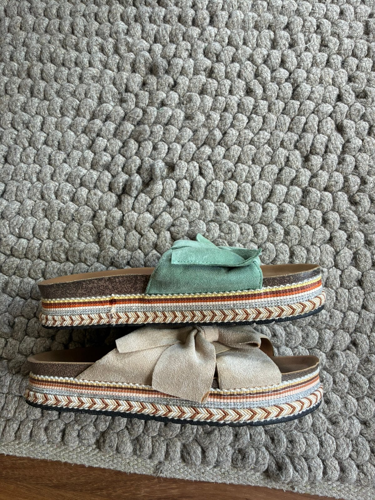 2paar slippers van ERYNN  maat 39, Ophalen of Verzenden, Zo goed als nieuw, Meisje, Overige typen