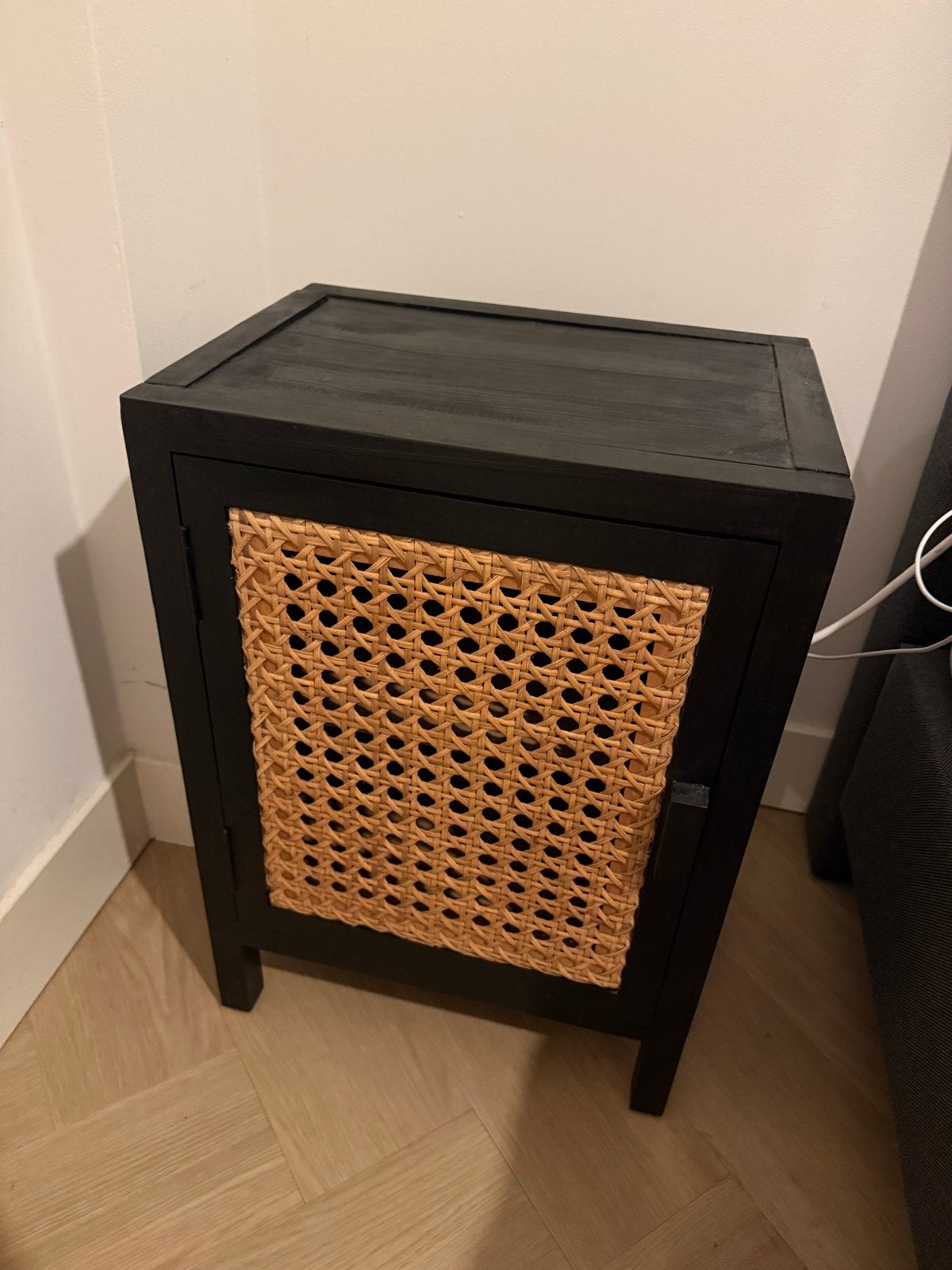 Zwart nachtkastje met rotan deur, Ophalen, Zo goed als nieuw