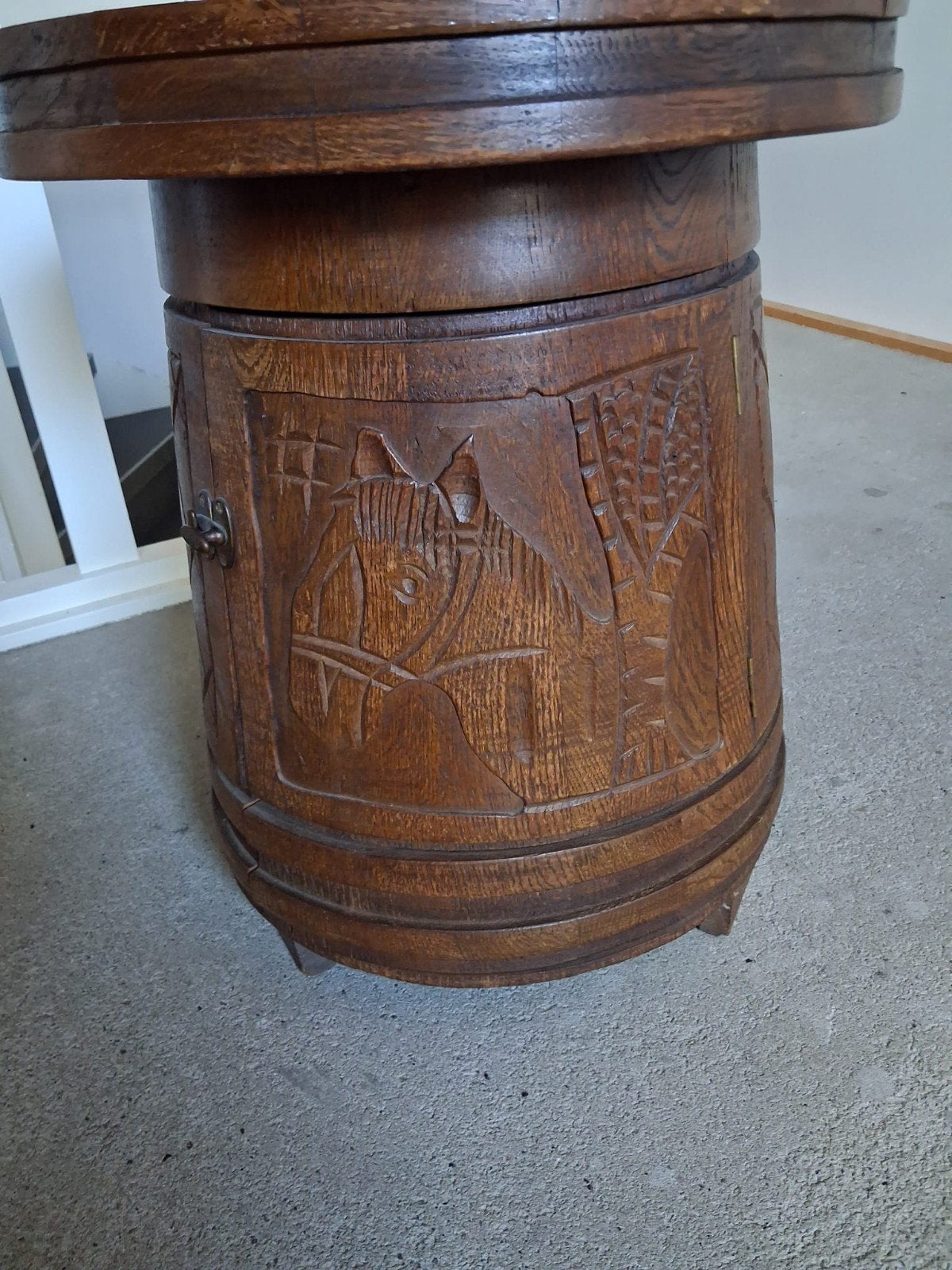 Unieke houten bijzettafel met paardensnijwerk, Ophalen