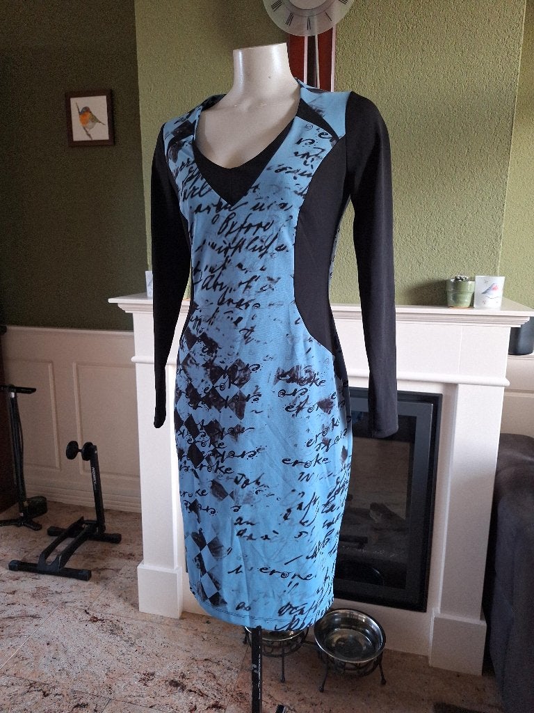 Eroke blauw zwart body cocon jurk IT 46 NL 40, Kleding | Dames, Jurken, Maat 42/44 (L), Zo goed als nieuw, Knielengte, Eroke