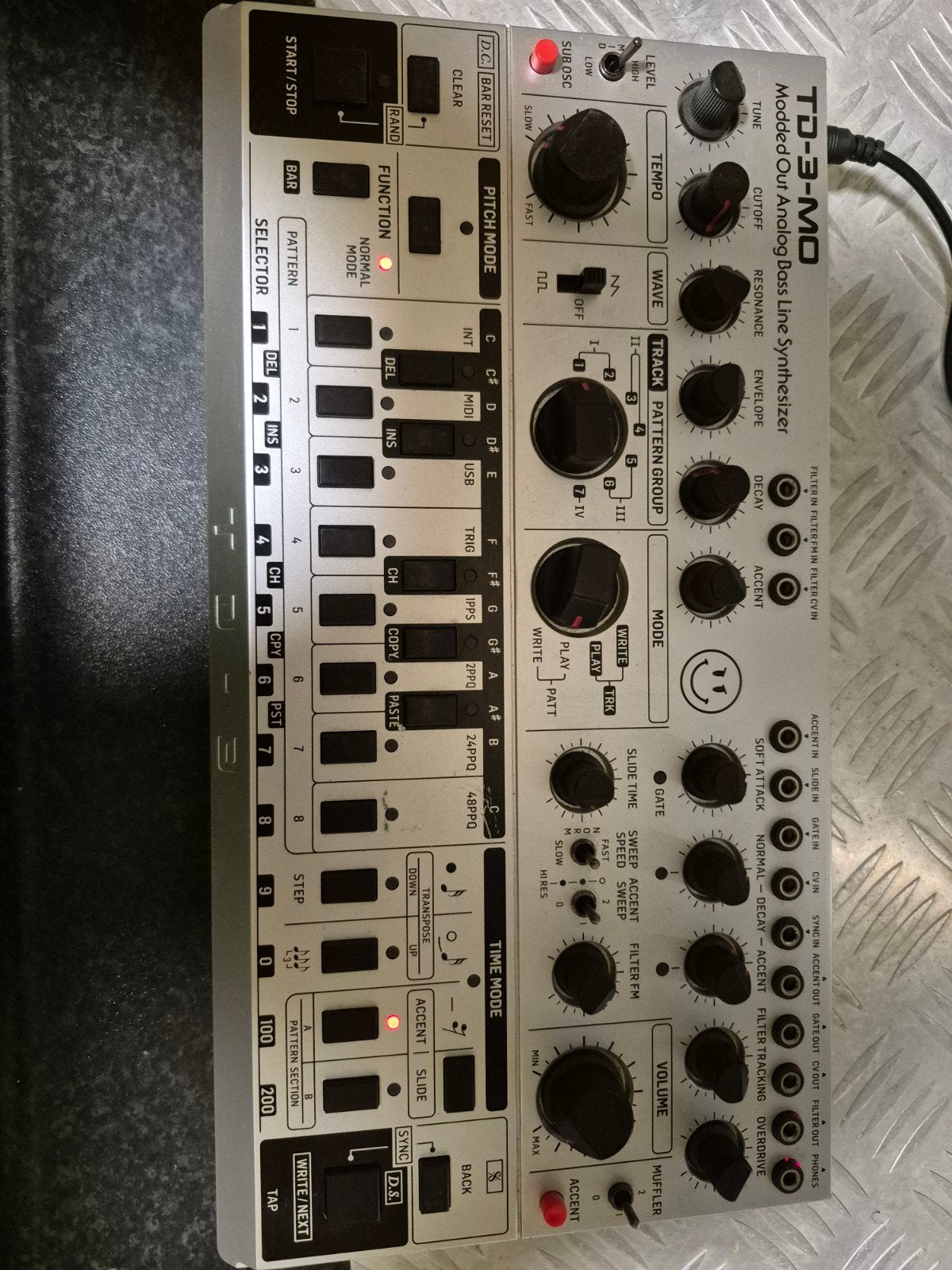 Behringer TD-3-MO Modded Out Analog Bass Line Synthesizer, Overige merken, Zo goed als nieuw, Met midi-aansluiting, Overige aantallen