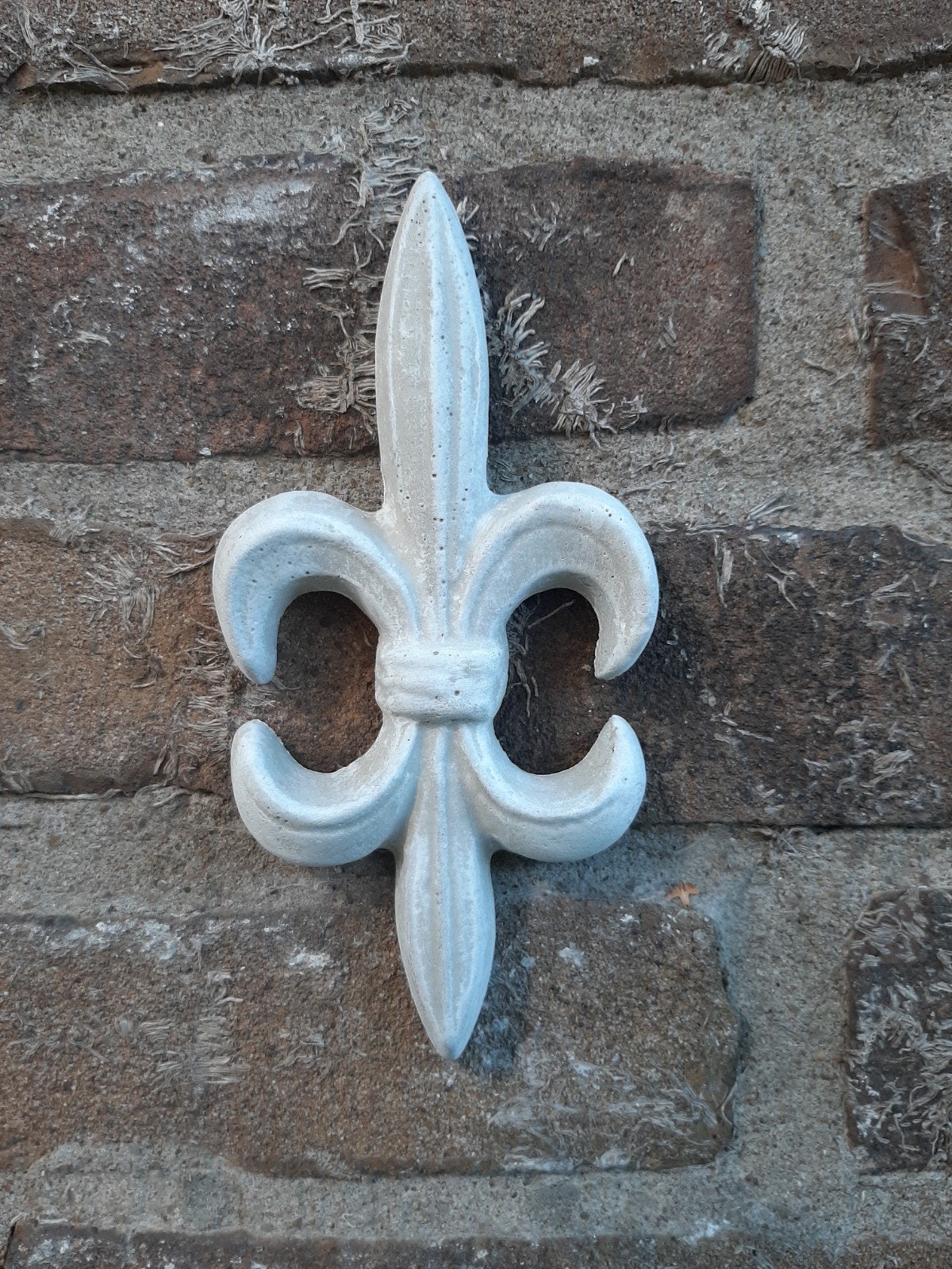 Franse lelie wanddecoratie betonnen beeld tuinbeeld beton, Ophalen of Verzenden