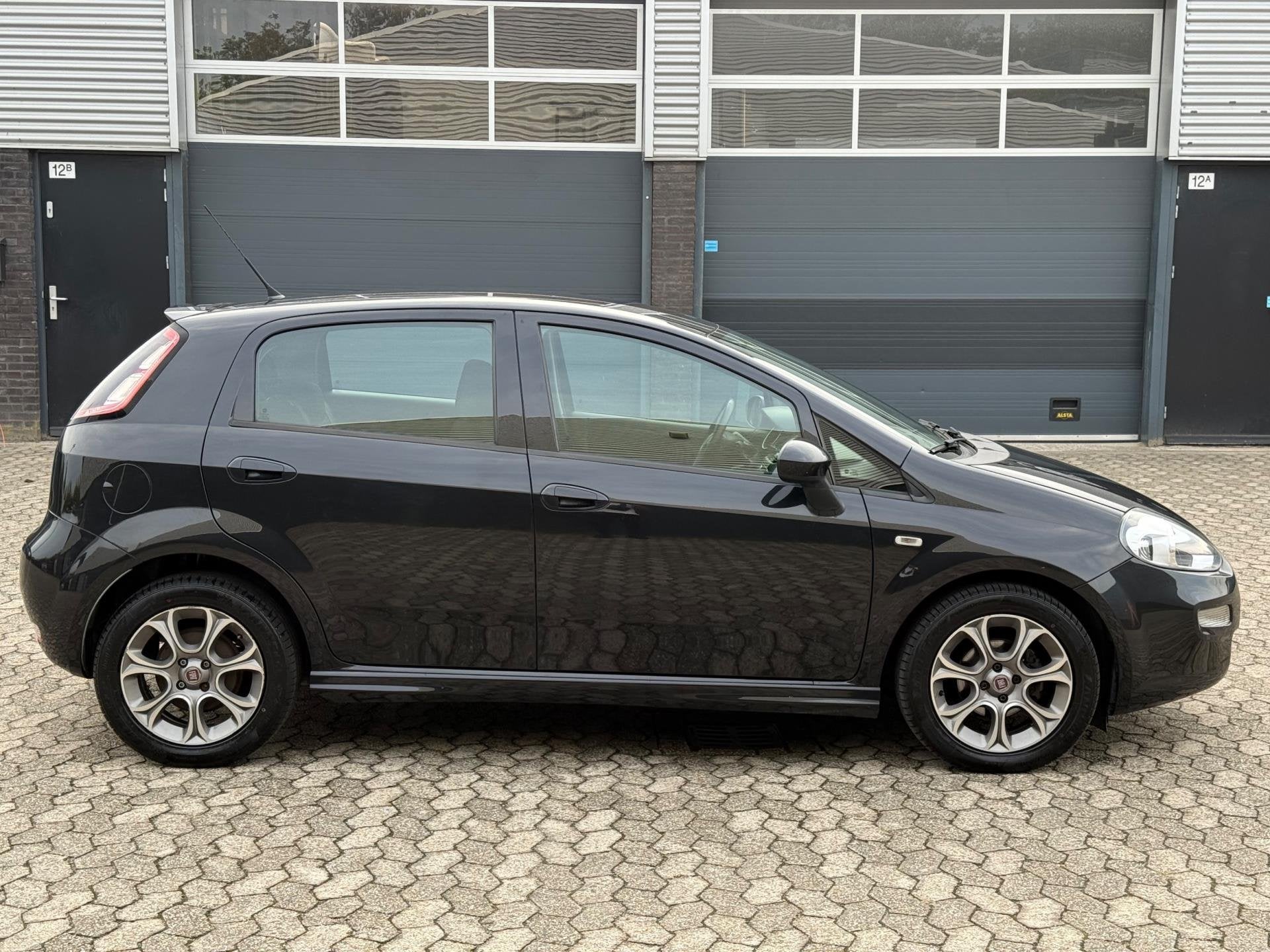 Fiat Punto Evo 0.9 TwinAir Pop AIRCO BOEKJES LICHTMETAAL NAP, Voorwielaandrijving, Euro 5, Gebruikt, Zwart