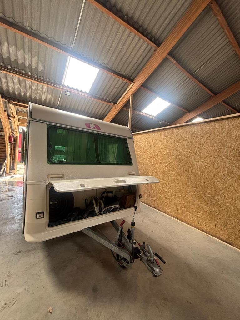 Nette Adria unica met KINDER KAMER STAPELBED! en voortent!, Caravans en Kamperen, Rondzit, Bedrijf, Schokbreker, 750 - 1000 kg