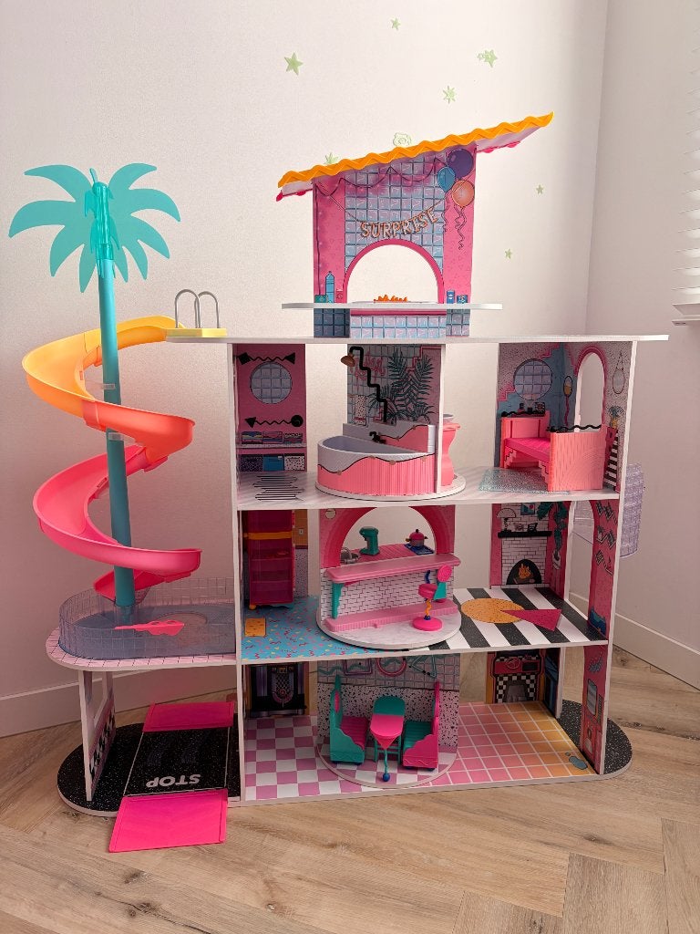 LOL Surprise OMG Fashion huis - modehuis speelset, Kinderen en Baby's, Ophalen, Zo goed als nieuw, Poppenhuis