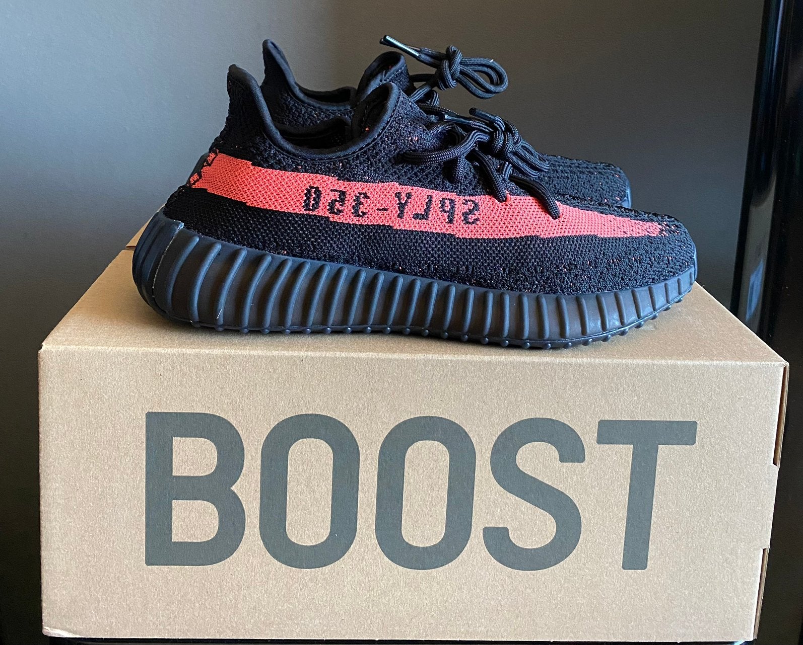 Yeezy Boost 350 V2 Core Black Red 39 1/3, Zwart, Nieuw, Ophalen of Verzenden, Sneakers of Gympen