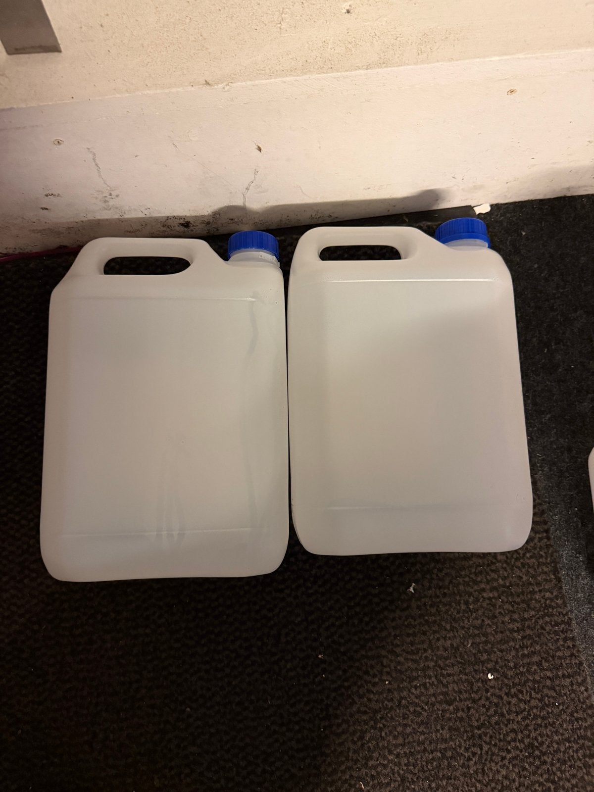 Circa 10 plastic 5L containers, Ophalen