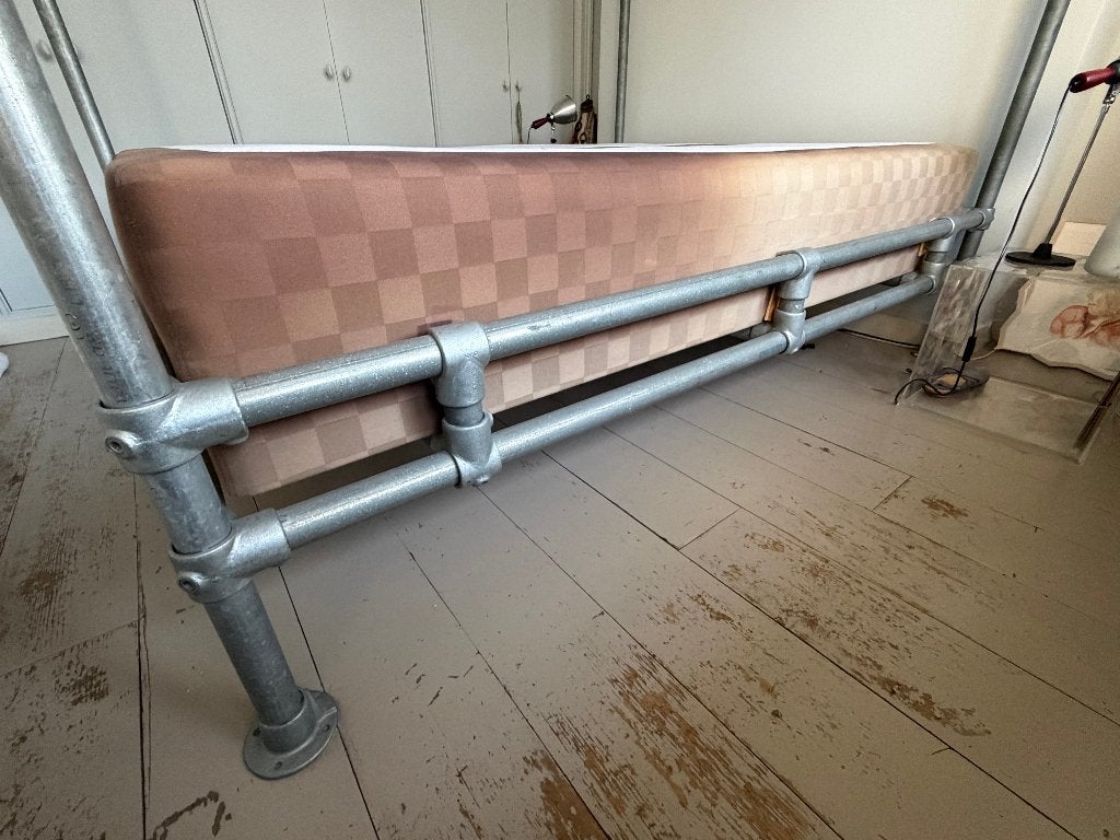 Foto 5 van Hästens bedden met steigerbuizen ombouw