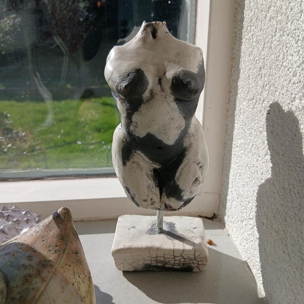 Beeld vrouwentorso Raku techniek, Handgemaakt, Ophalen of Verzenden, 20 - 50 cm, Beeld