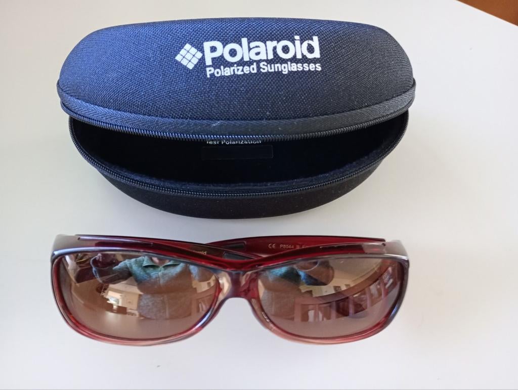 Polaroid overzet zonnebril met hoes., Sieraden, Tassen en Uiterlijk, Zonnebrillen en Brillen | Dames, Ophalen of Verzenden, Zo goed als nieuw
