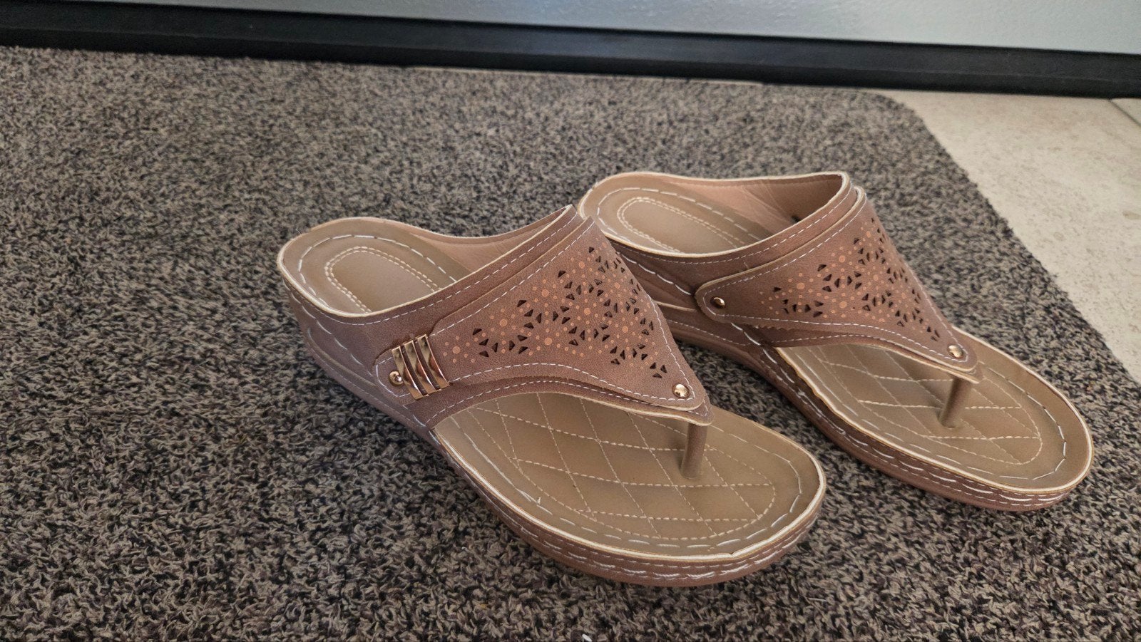 Mooie beige slippers, maat 39, Ophalen of Verzenden, Nieuw, Beige