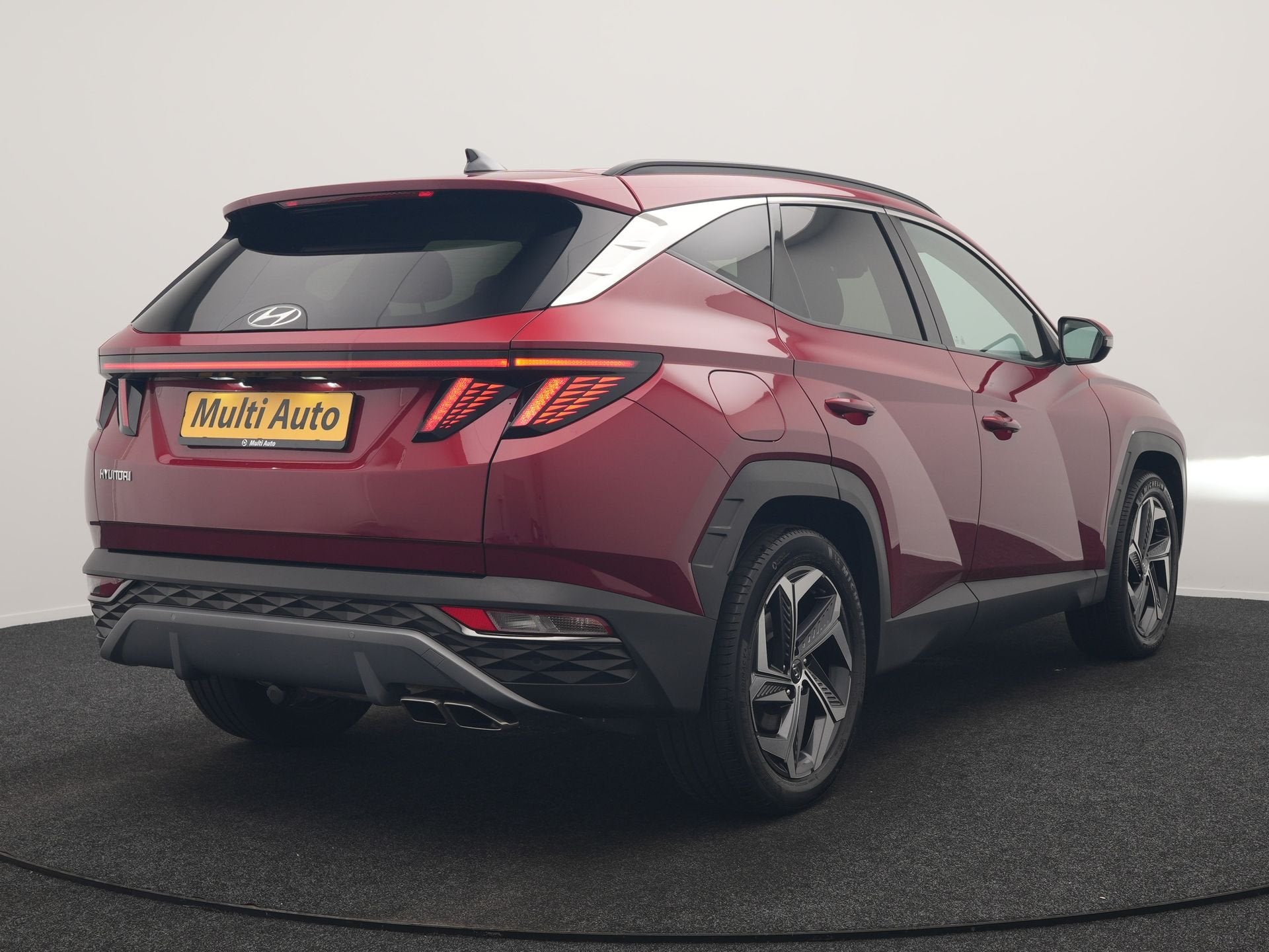 Hyundai Tucson 1.6 T-GDI Premium 4WD PHEV 265pk Dealer O.H., Auto's, Hyundai, 1350 kg, Gebruikt, Zwart, 4 cilinders