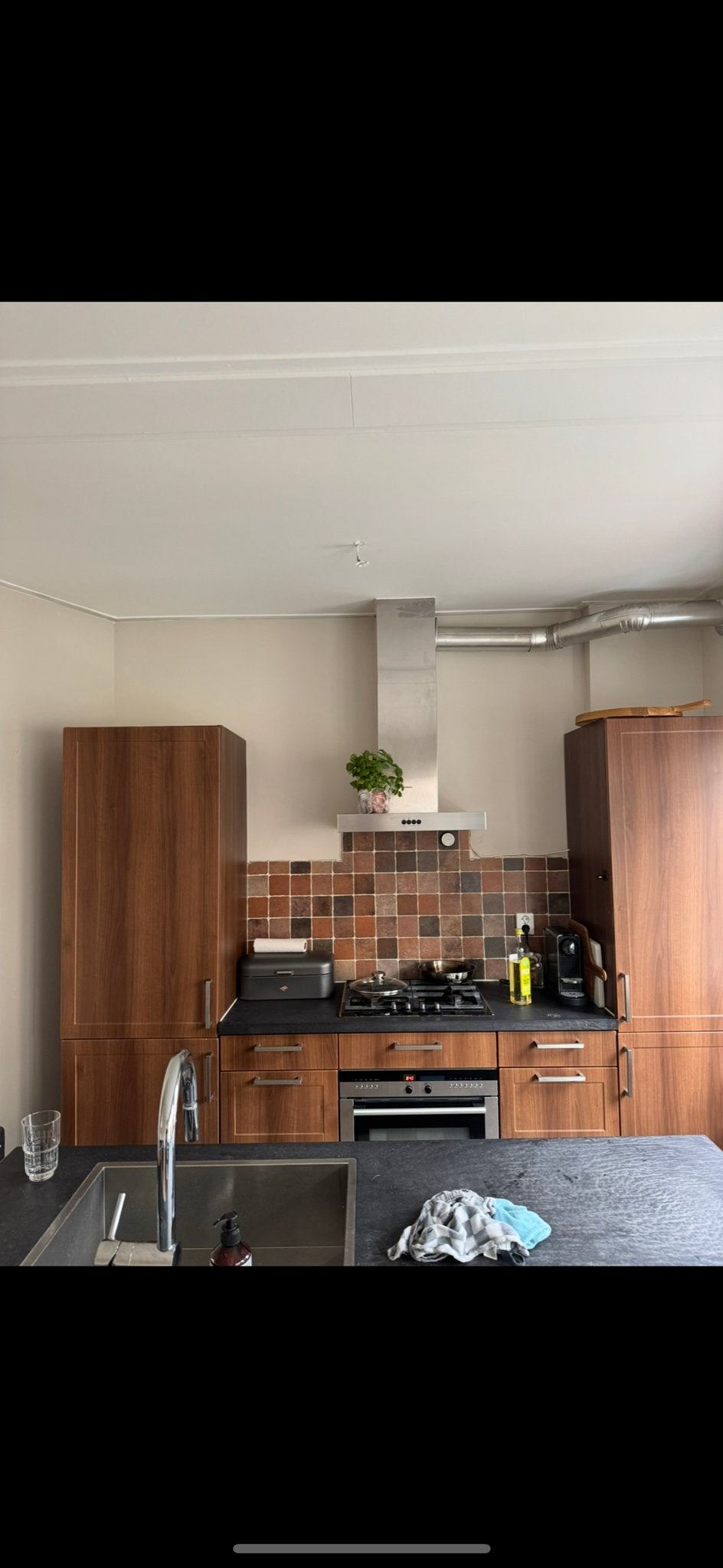 Moderne keuken met kookeiland en inbouwapparatuur