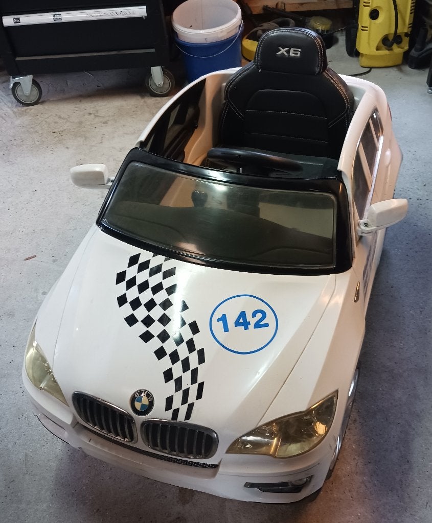 BMW X6 kinderauto met afstandsbediening (accu mist), Ophalen, Gebruikt