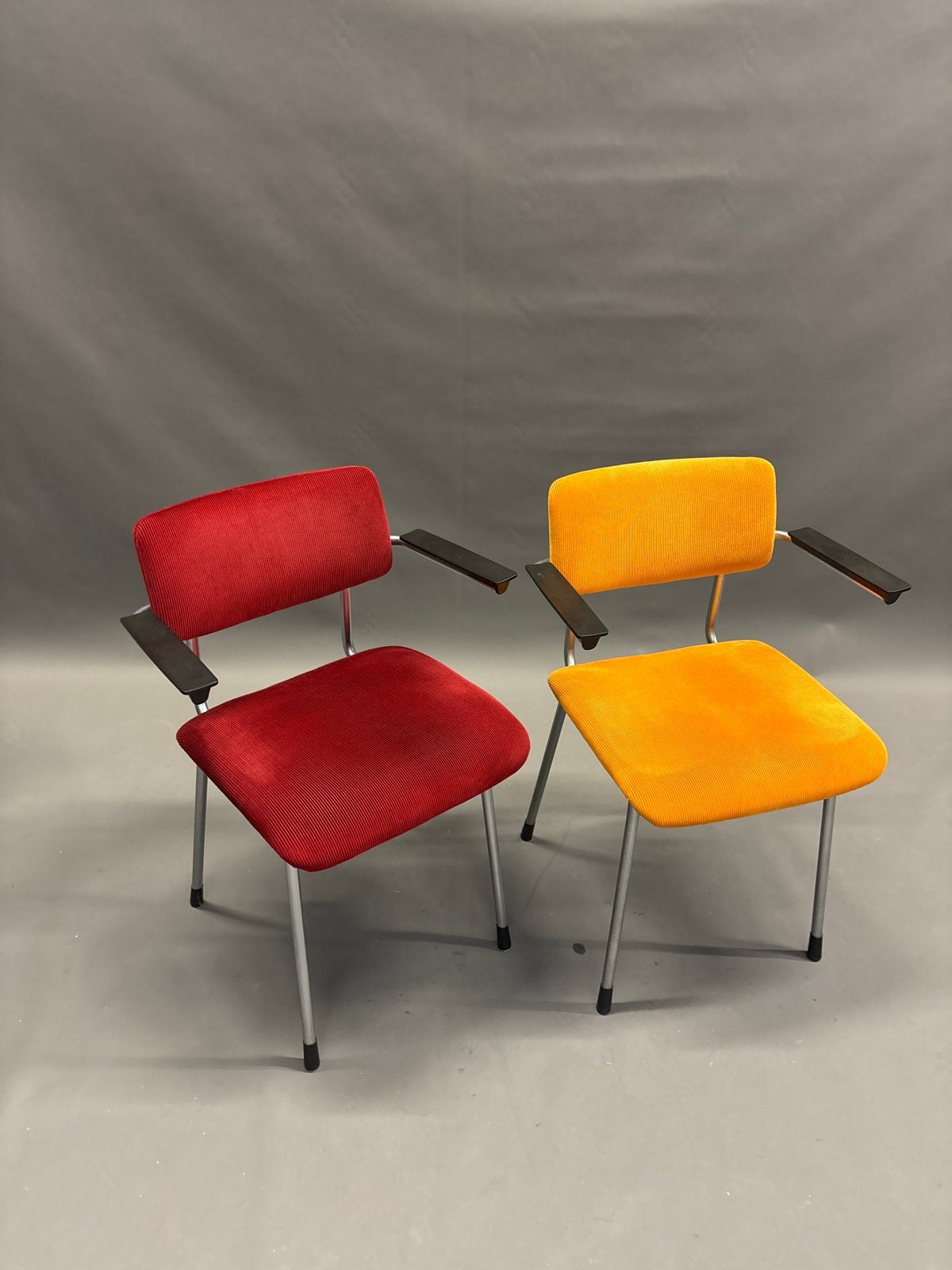 Gispen 1235 stoel nieuw corduroy stoffering (oranje/rood), Huis en Inrichting, Stoelen, Overige kleuren, Ophalen of Verzenden