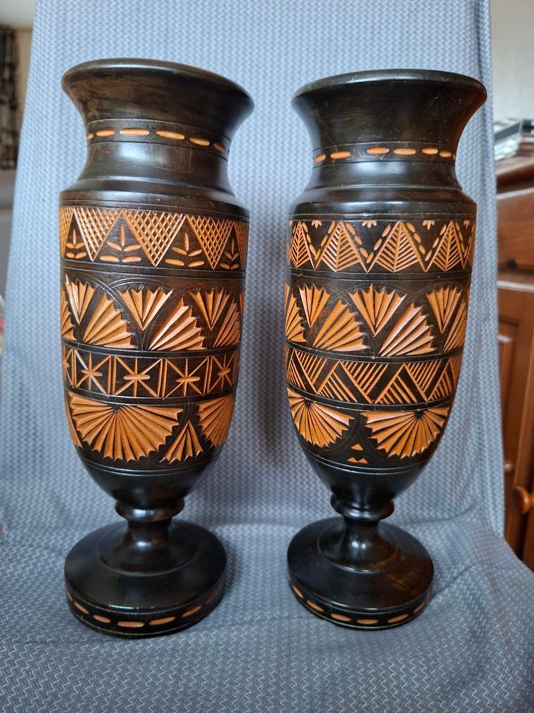 Set van 2 vintage handgesneden houten vazen., Antiek en Kunst, Antiek | Vazen, Ophalen