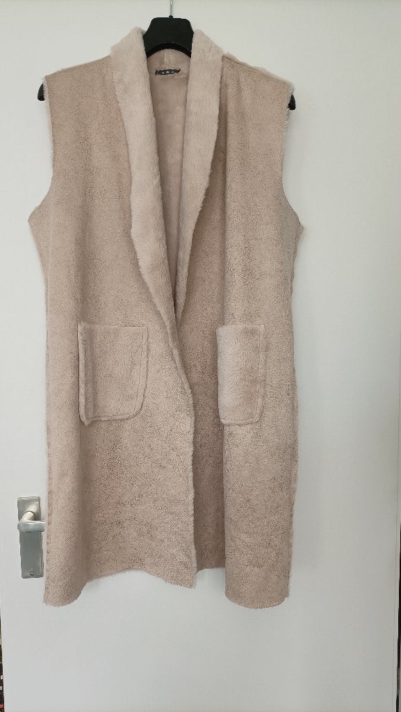 Mooie lange beige gilet van zacht imitatiebond. Maat 44., Ophalen of Verzenden, Zo goed als nieuw, Maat 42/44 (L), Beige