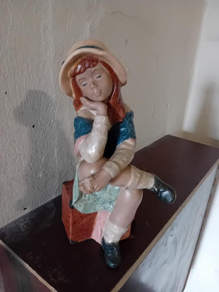 Beeldje van zittend meisje met hoed, 26 cm hoog, Ophalen of Verzenden, 20 - 50 cm, Beeld, Vrouw