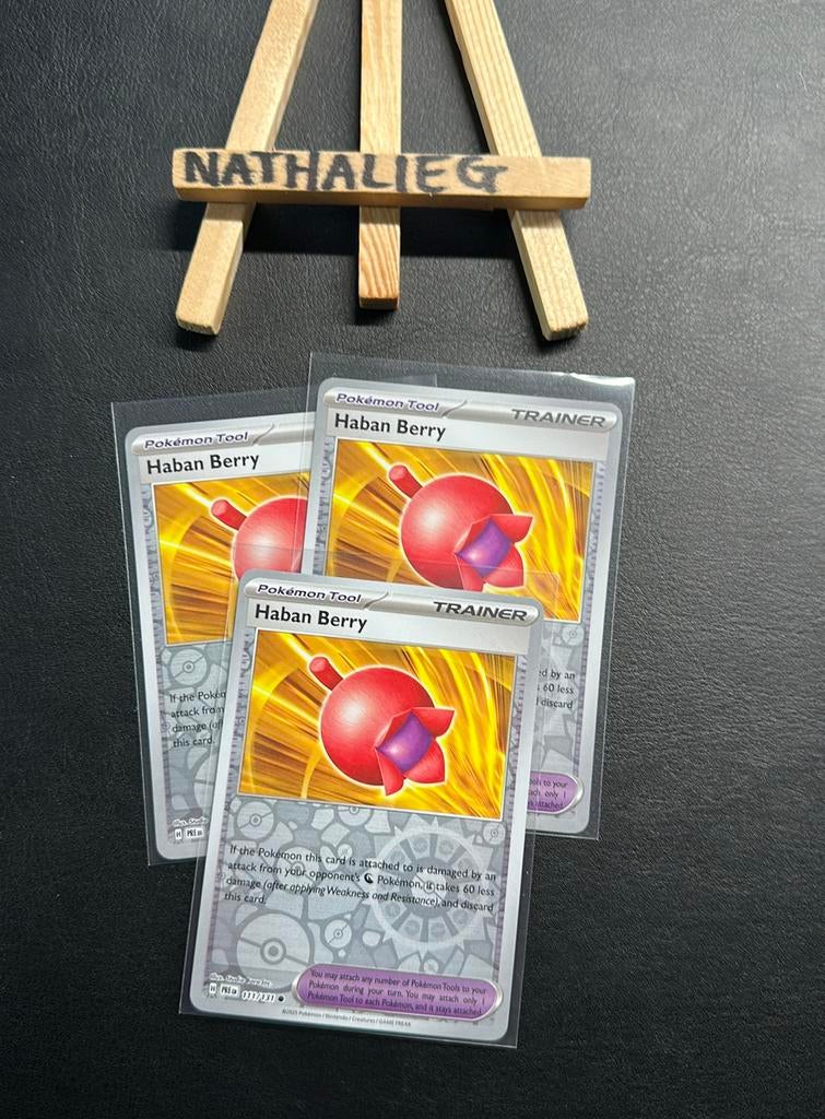 Haban Berry reverse 111/131 Pokemon Prismatic Evolutions, Ophalen of Verzenden, Nieuw, Losse kaart