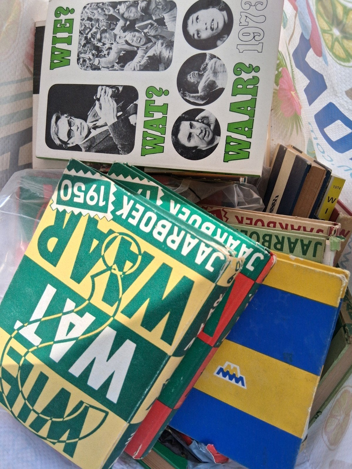 Vintage Wie Wat Waar Jaarboeken - Diverse Jaren, Ophalen of Verzenden, Gelezen, Diverse Auteurs, Nederland