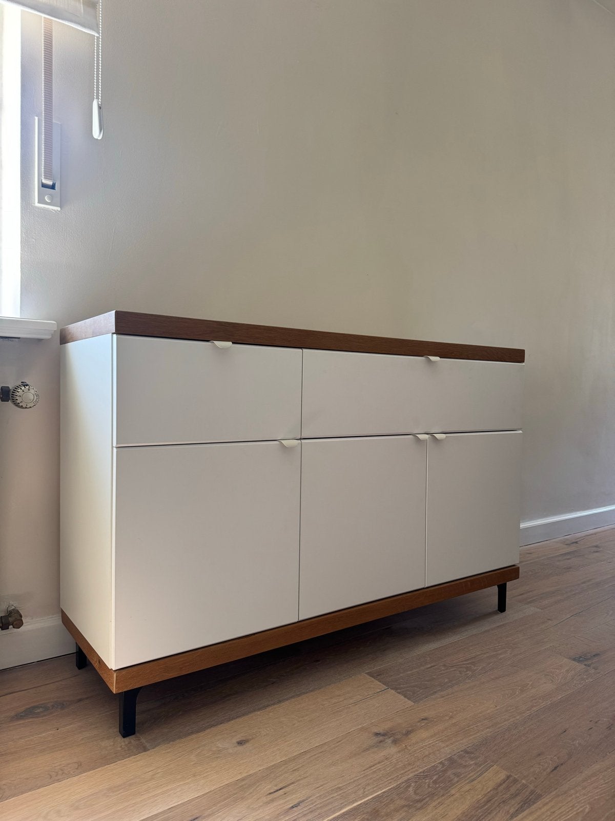 Modern dressoir met lades en deuren, eikenhout en wit, Huis en Inrichting, Ophalen, 150 tot 200 cm, Eikenhout, Zo goed als nieuw