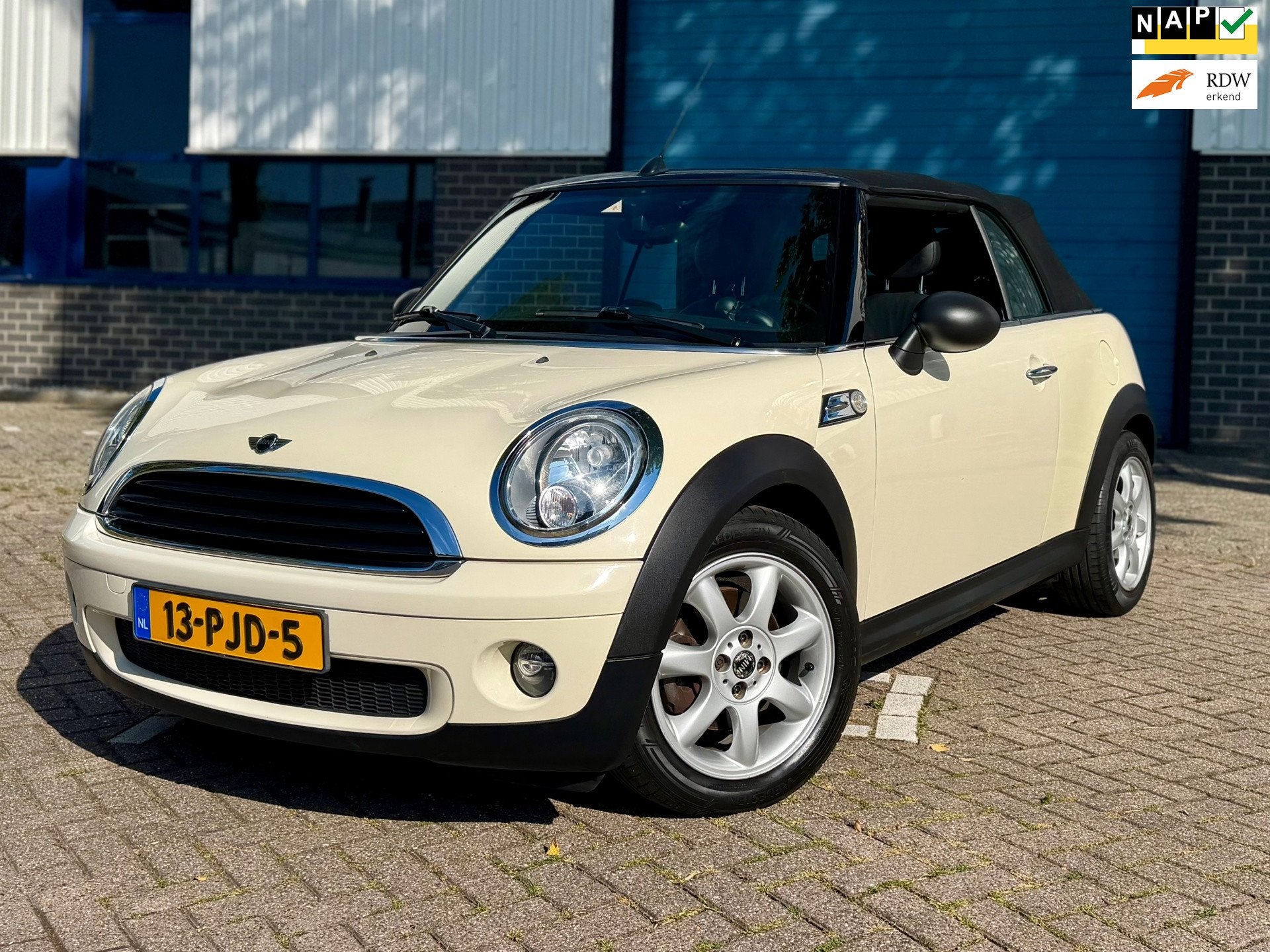 Mini One Cabrio 1.6 50th Anniversary * NAP * LEDER * STOELVE, Auto's, Voorwielaandrijving, Euro 5, Gebruikt, 4 cilinders