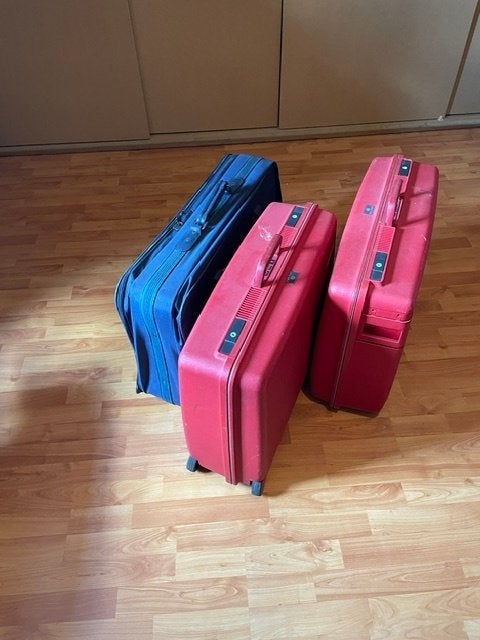 Set van 3 gebruikte koffers (2 rood, 1 blauw), 60 tot 70 cm, Wieltjes, Gebruikt, Hard kunststof