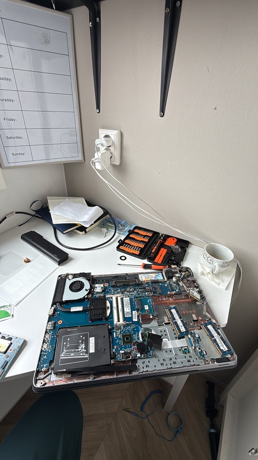 Gezocht: defecte of beschadigde laptops voor onderdelen, Computers en Software, Windows Laptops, Niet werkend, 15 inch, Onbekend