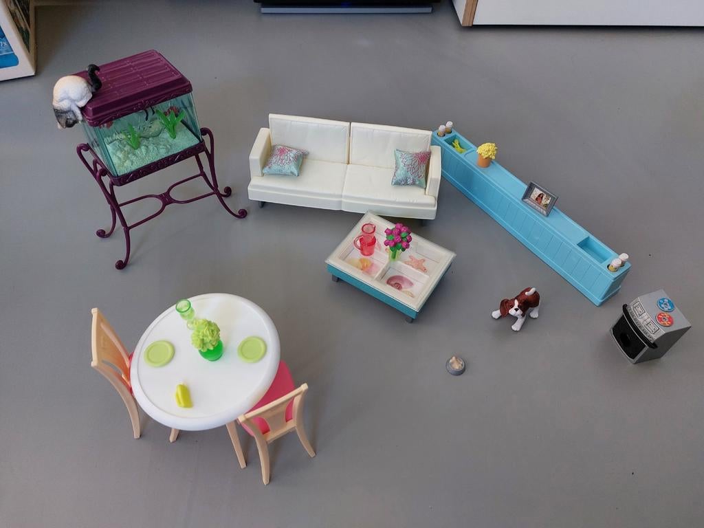 Officiële Barbie woonkamerset met meubels kat hond aquarium, Ophalen of Verzenden, Gebruikt, Toebehoren