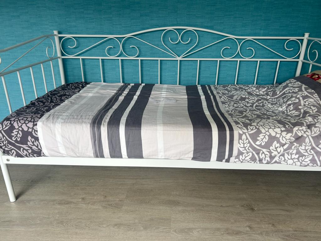 Wit metalen bedbank eenpersoons lengte 200 cm breedte 90, Ophalen, Gebruikt, 90 cm, Eenpersoons