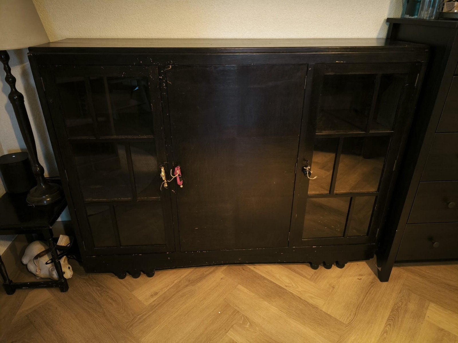 Zwart dressoir met glazen deuren en dichte deur, zwarte kast, Antiek en Kunst, Ophalen