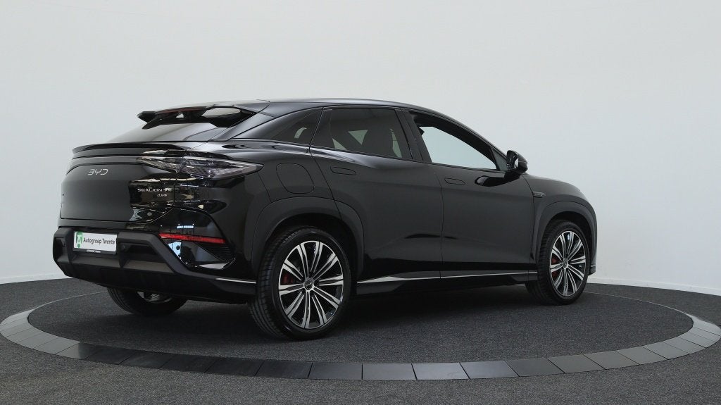 BYD SEALION 7 Design AWD 82.5 kWh | Private Lease 899,- p.m., Auto's, 12 maanden, 0 cilinders, Zwart, Zwart