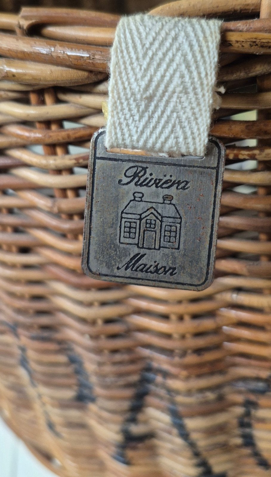Unieke Riviera Maison vloerlamp met houten voet en mand, Met schakelaar, Gebruikt, Riviera Maison, Overige fittingen