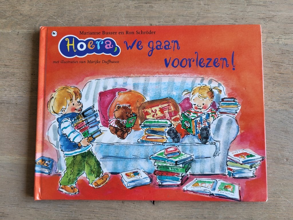 prentenboek Hoera we gaan voorlezen Busser en Schroder, Ophalen of Verzenden, Gelezen, Prentenboek