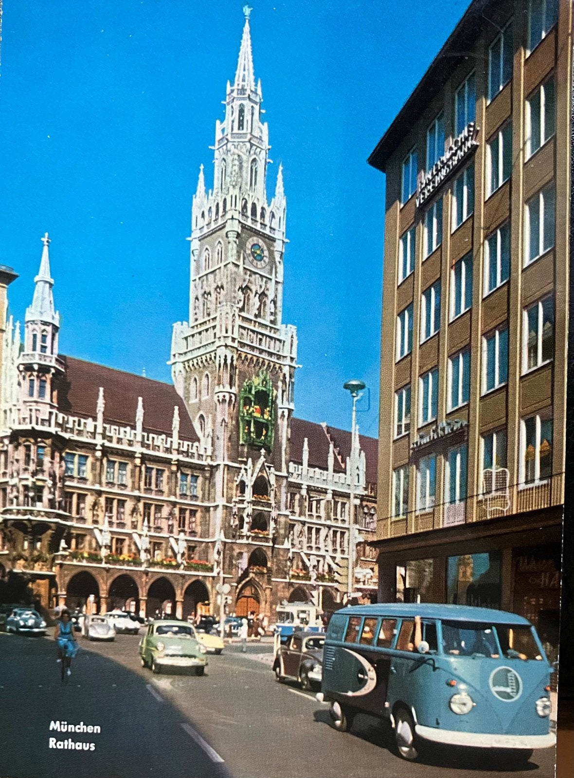 Ansichtkaart met auto VW Bus T1 en Opel in Munchen Duitsland, Ophalen of Verzenden, 1960 tot 1980, Gelopen, Voertuig