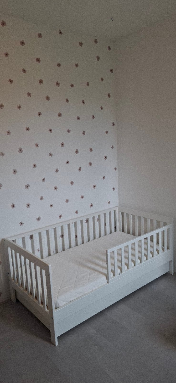 Wit peuterbed met matras en 4 seizoenen dekbed, Ophalen, Gebruikt, Jongetje of Meisje