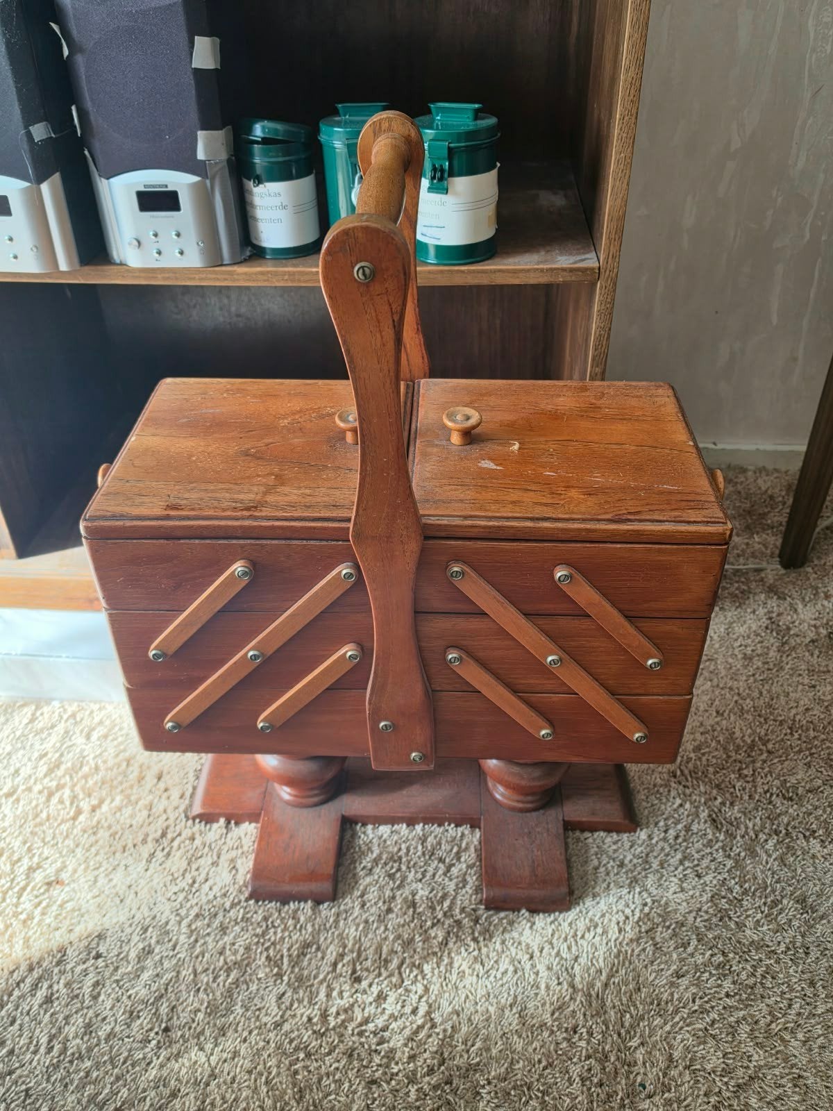 Vintage houten naaidoos op standaard, Hobby en Vrije tijd, Ophalen, Gebruikt, Overige typen