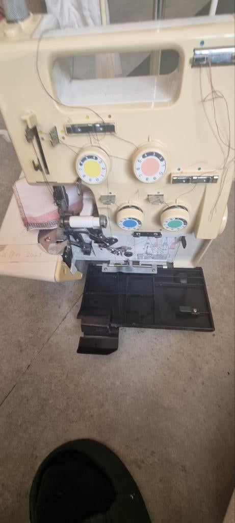 Anker naaimachine & Toyota overlock machine, Hobby en Vrije tijd, Naaimachines en Toebehoren, Ophalen, Zo goed als nieuw, Naaimachine