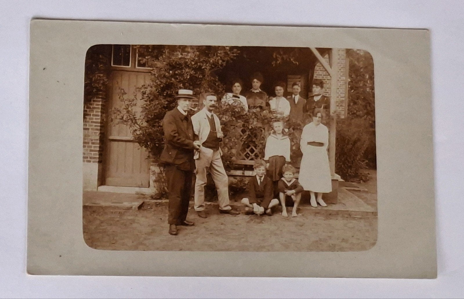 Fotokaart-familieportret-groep-man-vrouw-kind-meisje-jongen, Ophalen of Verzenden, Voor 1940, Overige onderwerpen, Foto
