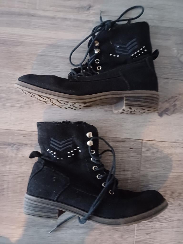 Zwarte suède lage of enkellaarzen, maat 38, Kleding | Dames, Schoenen, Zo goed als nieuw, Lage of Enkellaarzen, Zwart, Ophalen of Verzenden