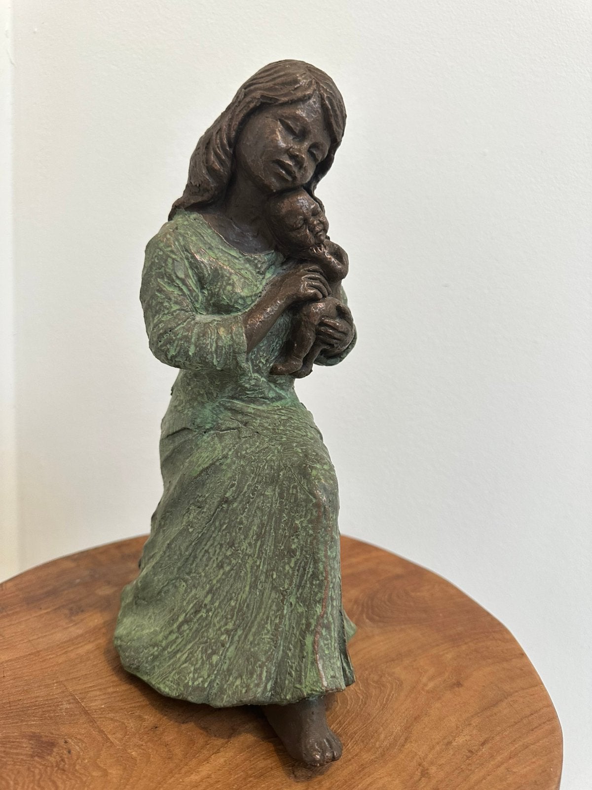 Sculptuur van Geert Kunen ‘Jonge moeder met baby’, Ophalen, 20 - 50 cm, Steen of Keramiek, Beeld
