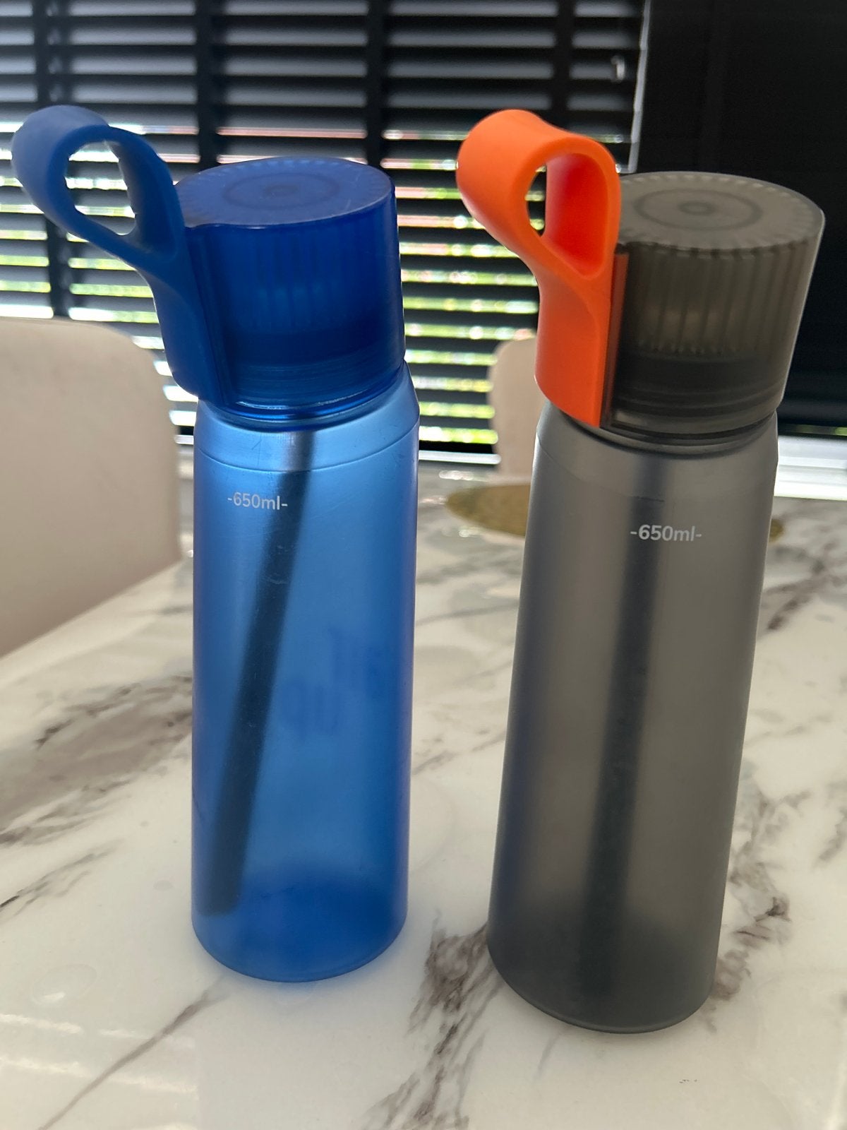 Airup Set van 2 drinkflessen - 650ml (blauw en grijs), Sport en Fitness, Ophalen, Zo goed als nieuw