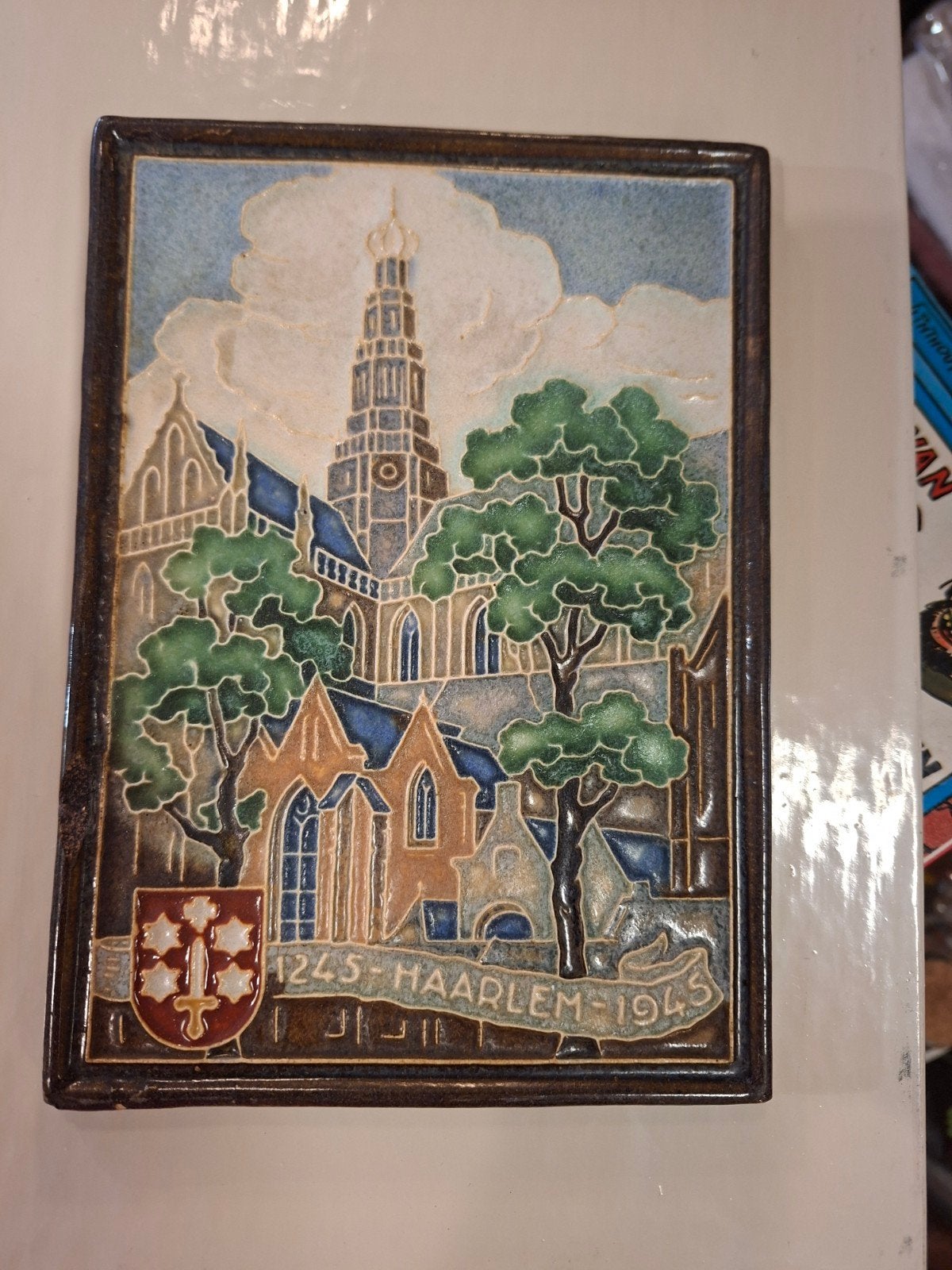 Haarlem 1245-1945 Cloisonne tegel kleine schade, Antiek en Kunst, Ophalen of Verzenden
