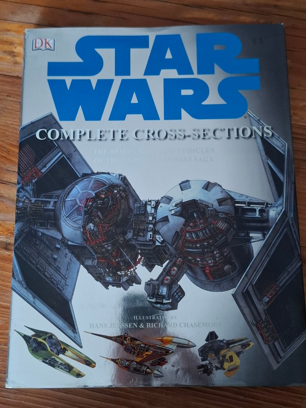 Star wars complete cross sections boek, Ophalen of Verzenden, Zo goed als nieuw, Actiefiguurtje