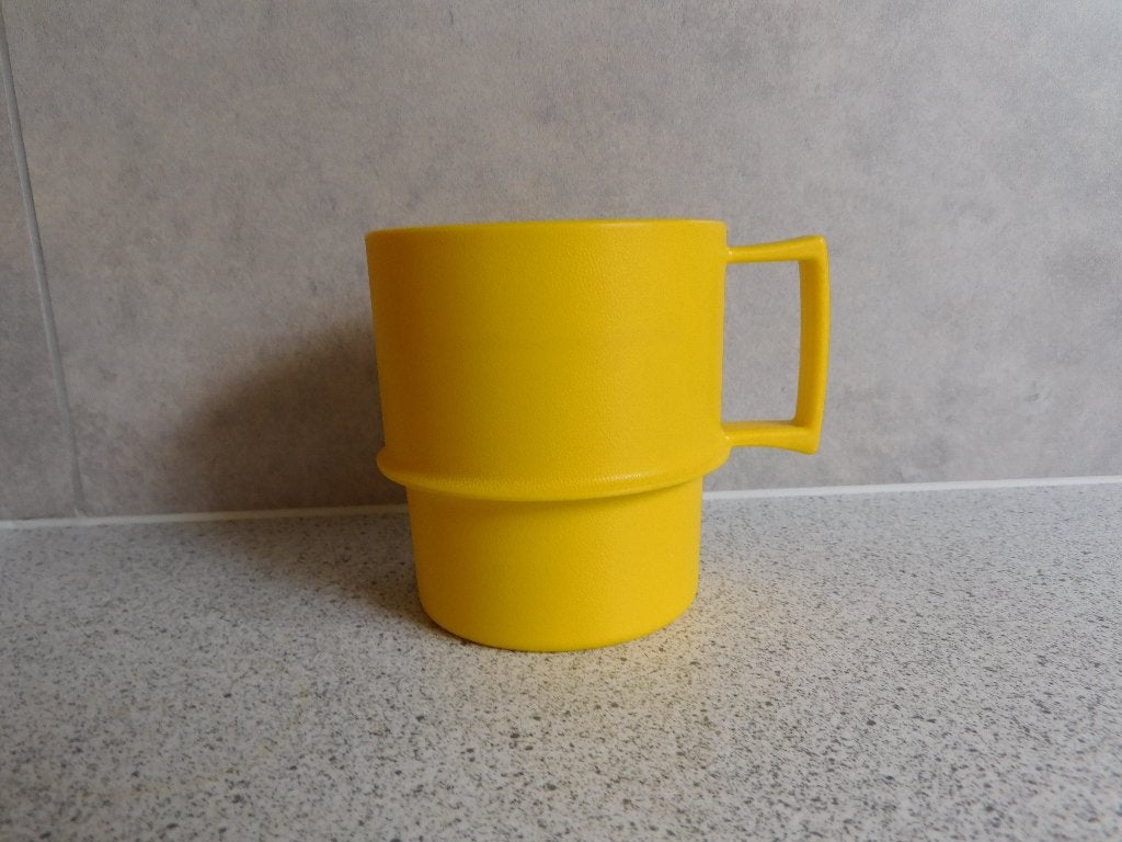 Tupperware Mok 9x8 cm. Vintage Geel, Geel, Beker of Kan, Ophalen of Verzenden, Zo goed als nieuw